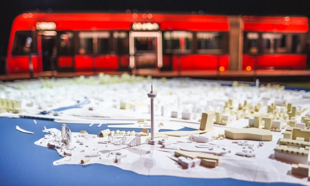Miniatyyrimalli Tampereesta, taustalla ratikan mallikappale.