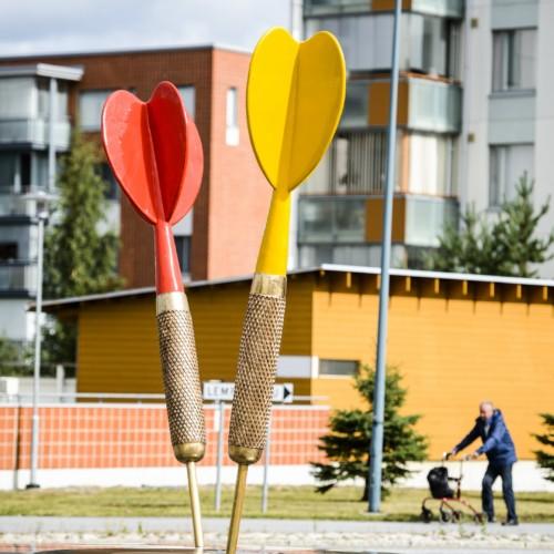 Kuvassa Lempäälän keskustassa olevat kaksi suurta tikkaa, joissa punainen ja keltainen pää.