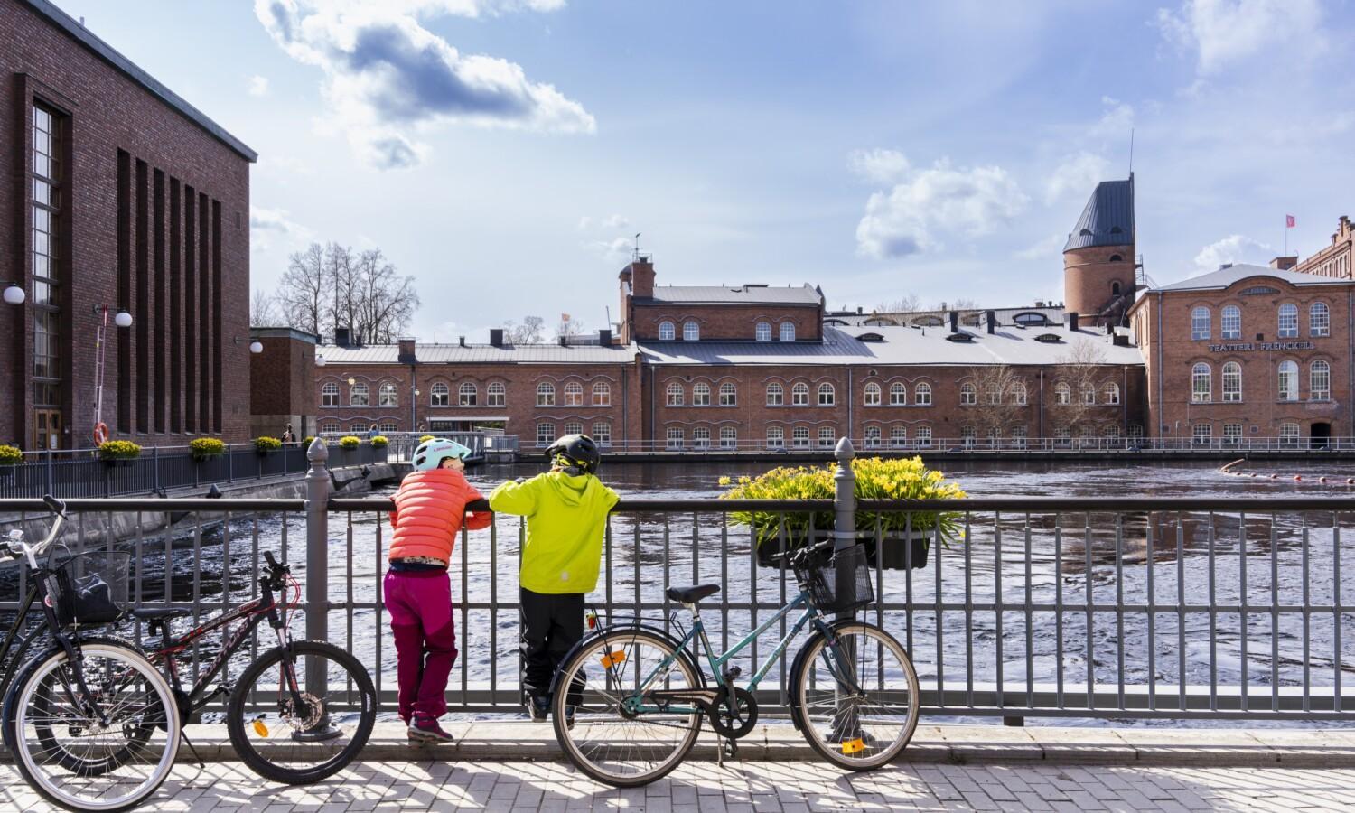 Kaksi lasta polkupyörien kanssa Tampereen keskustassa
