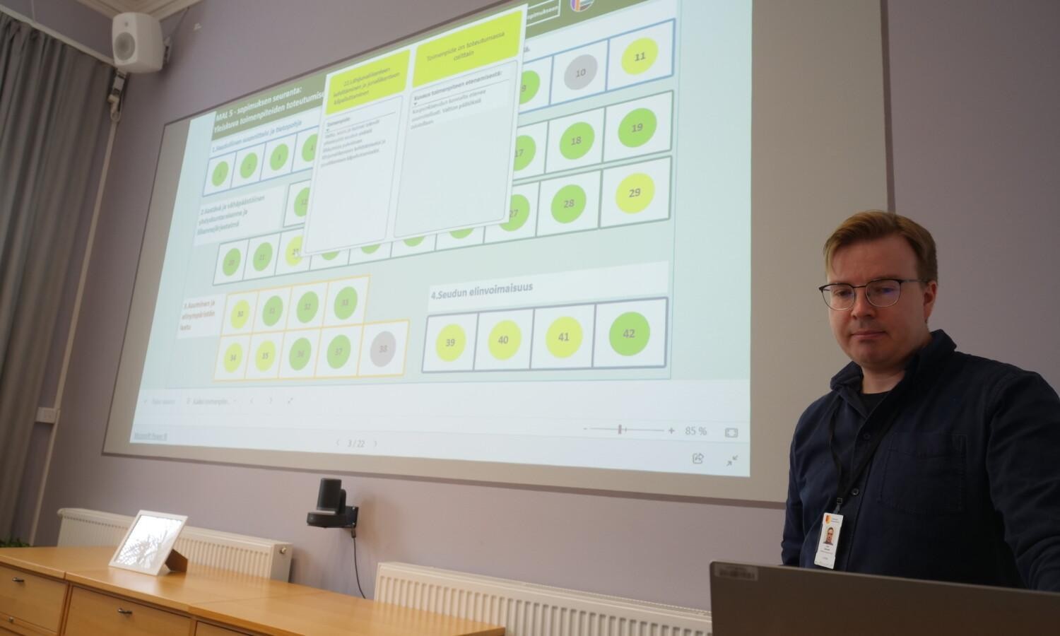 Jussi Välimäki esittelee MAL-raporttia.