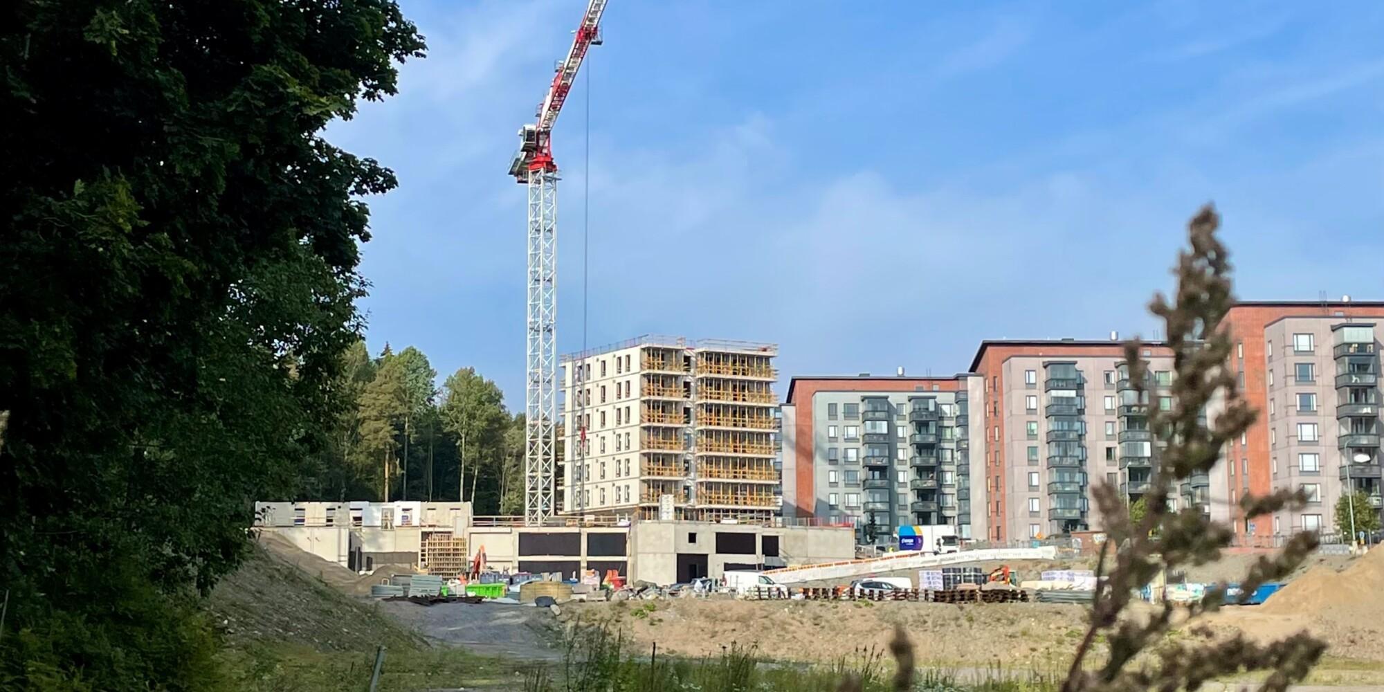 Rakennuksia ja nostokurki