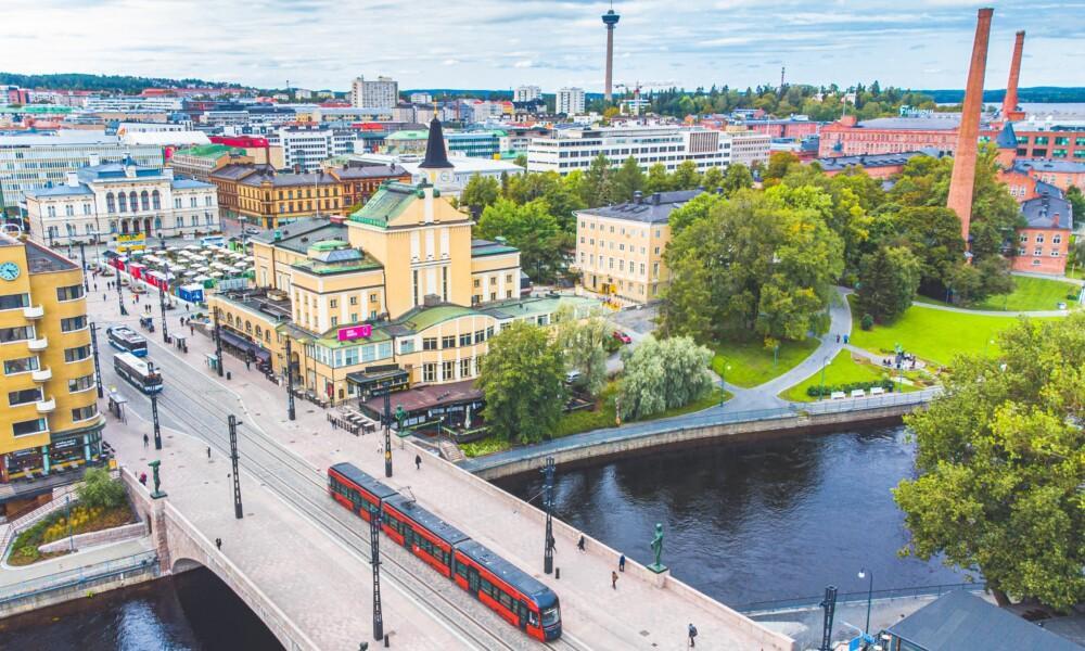 Tampere ja ratikka ylhäältä päin kuvattuna