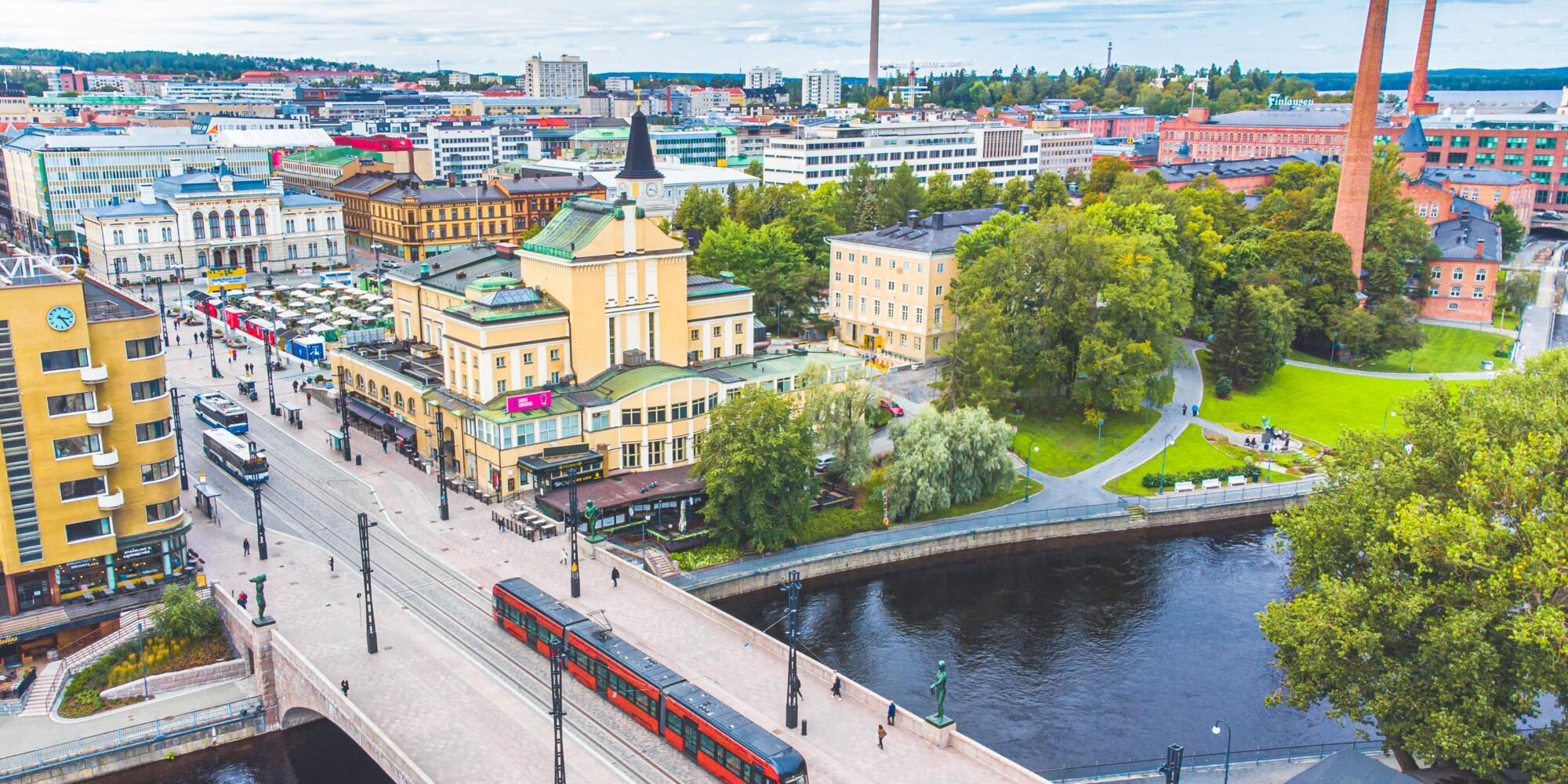 Tampere ja ratikka ylhäältä päin kuvattuna