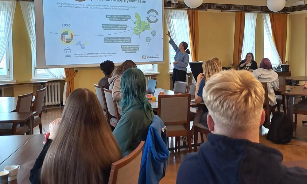 Kati Lehtiö vetämässä nuorille tulevaisuustyöpajaa