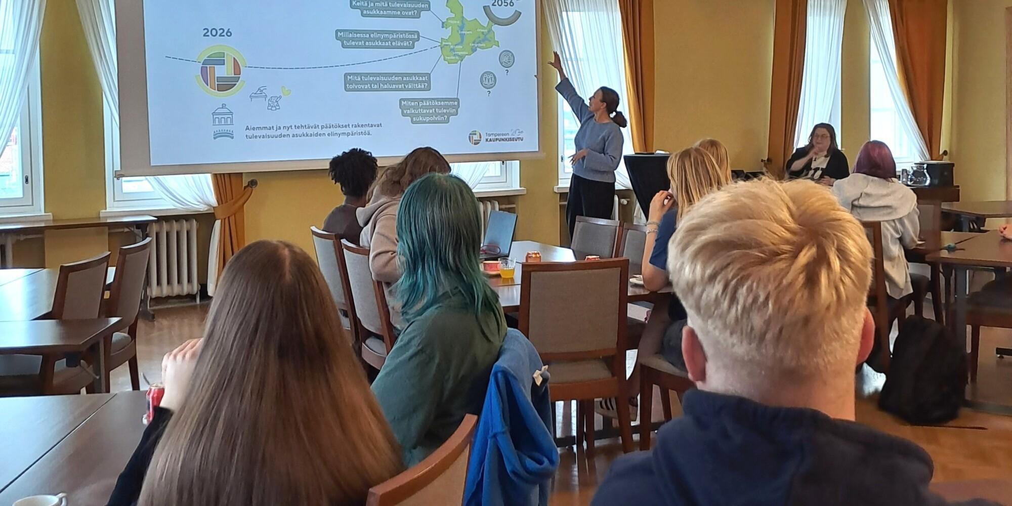 Kati Lehtiö vetämässä nuorille tulevaisuustyöpajaa